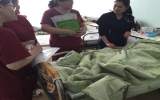 各病棟で患者のアセスメントや観察の方法を指導するボランティア（写真右側）