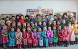 旧正月、モンゴル民族衣装「デール」を着て、授業を受ける小学校１年生