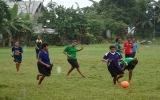 校庭でサッカーをする児童たち