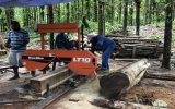 ポータブル式製材機を使用した小規模林家製材加工プロジェクト作業状況（ウェスタン州内の各コミュニティ内）