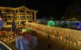 クリスマスイルミネーションで彩られる町役場
