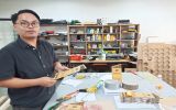 制作中の作品について説明するFabLabスタッフ