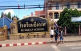 学校の正門前