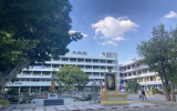 学校正面から