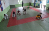 掃除をする子供たち