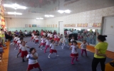 幼稚園オープンデー（親たちにダンスを披露）