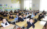 カメラに向けて「良いね」ポーズをしている小学校１年生