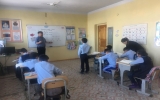 小学生の授業の様子（担任と補助教員2名で担当）