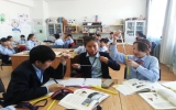 理科の授業で実験を行っている中学生