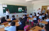 ボランティア（中央）が小学生を対象に手洗い指導を行っているところ