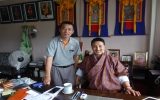 配属先長（右）と同僚（左）