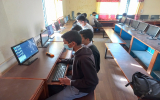 PCルームで学ぶ生徒たち