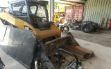 整備中の小型ドーザー