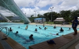 屋外50mプールで活動中