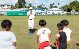 子供向けプログラムで指導をする隊員