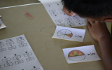 隊員の作成した教材で学ぶ児童
