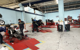 警察車両の修理工場(2)