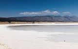 地球上で最も塩濃度が高いアッサル湖の真っ白な湖面