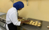 パンを作る生徒