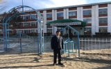 学校長が配属先学校前にて