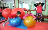 リハビリを楽しんでいる子供たちです。